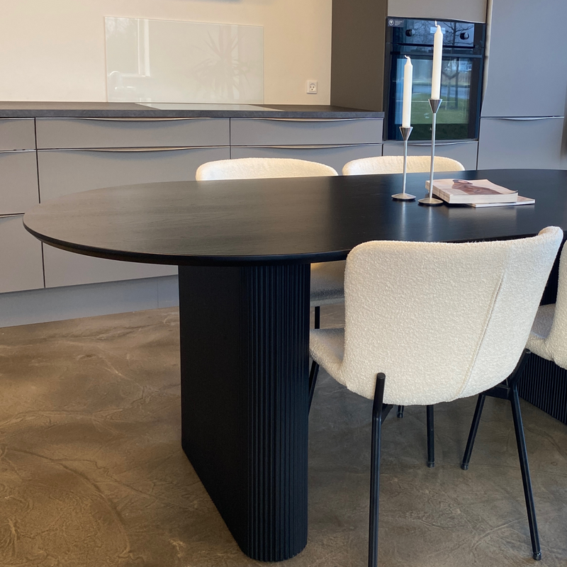 Carisma zwart ovaal lamellen eettafel 200 x 100 cm met zuilpoten
