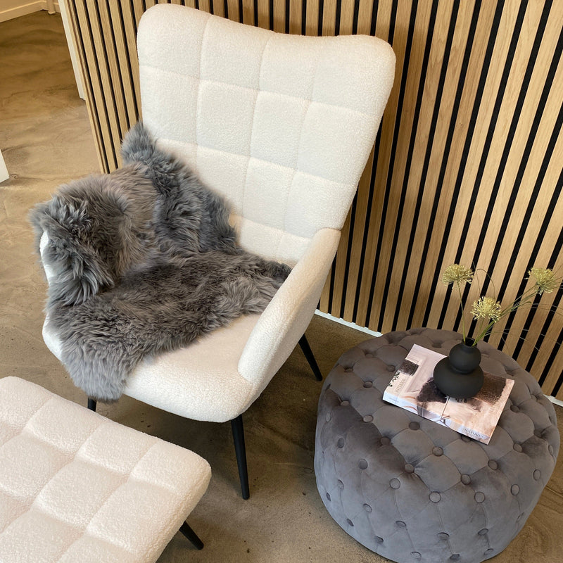 Allison Fauteuil met Voetenbank - witte pluche/naboots schapenvacht